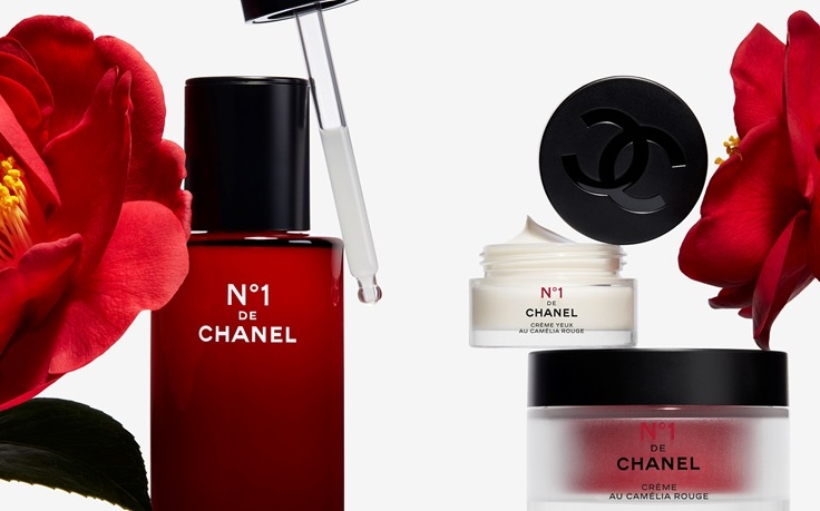 若然想進一步減退眼部幼紋，Anjaylia大力推薦搭配CHANEL一號紅山茶花精華及眼霜一同使用！ 用完精華後，塗上CHANEL一號紅山茶花眼霜，淡化眼紋，同時抗黑眼圈、抗浮腫！