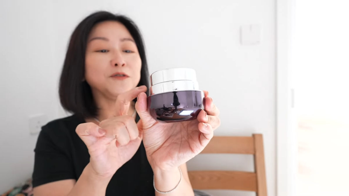 Emi大讚用了「小黑罐」後皮膚緊緻提升效果超有感！