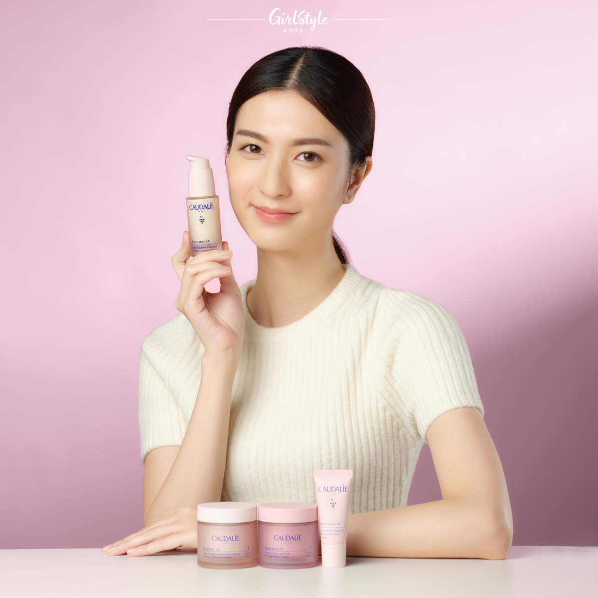 配合同系列的日霜、晚霜及眼霜一齊與精華使用，截擊初老問題更全面。