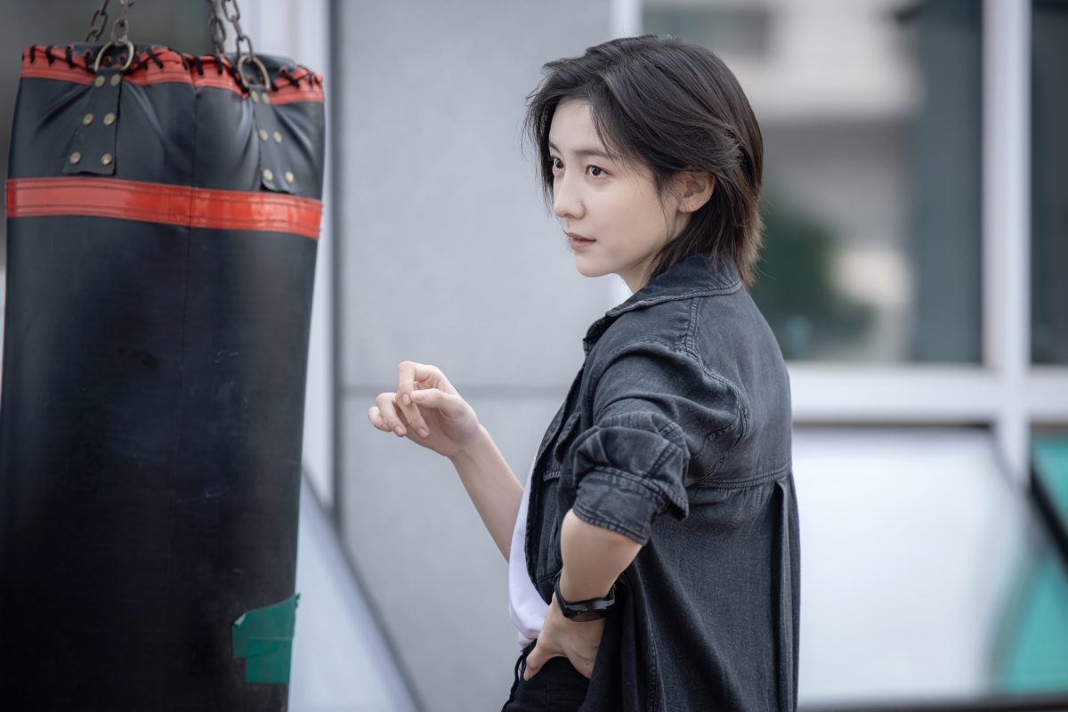 《財閥 X 刑警》是朴智賢首部擔正做女主角的作品。為演活幹練女刑警,甘願狠心剪去一頭長髮,更增重幾乎7公斤!十分大犠性!