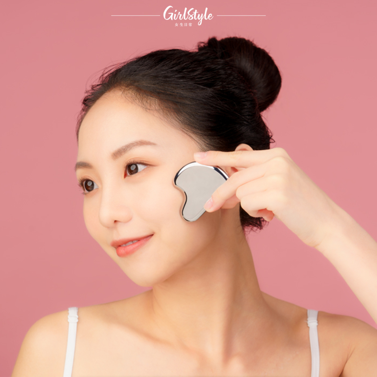 只要懂得刮痧技巧,配合TONYMOLY刮痧面霜,無需打針也能擁有醫美級的緊緻瘦面效果!