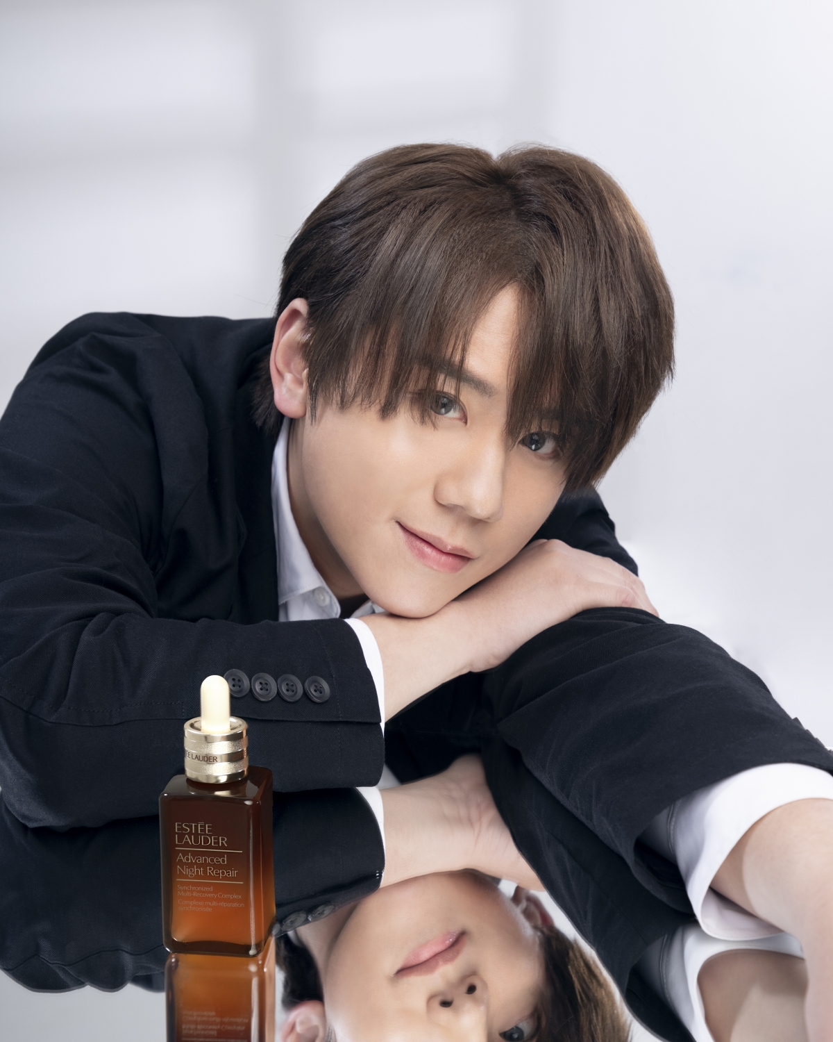 姜濤於每次捱夜的晚上都靠 Advanced Night Repair 為他掃走倦容！翌日早上再以 Advanced Night Repair 配上“先細心，後大心” 的「姜式塗法」按摩。