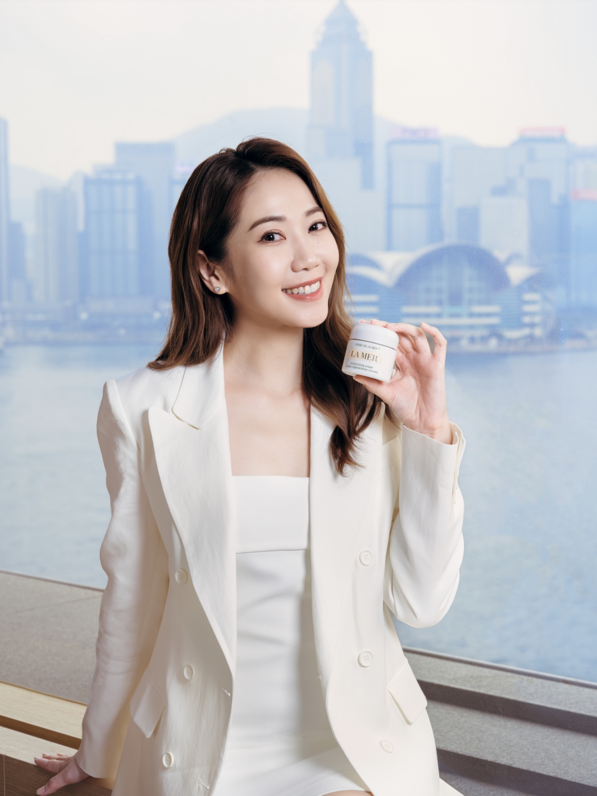 事業家庭兩兼顧忙得不可開交，Jessica 全靠 La Mer 面霜為肌膚注入養份，保濕之餘更維持肌膚光澤。