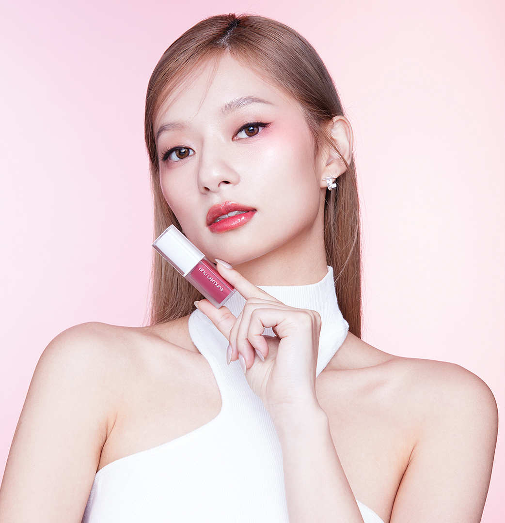 Kayan完美示範如何將另一款偏冷調的蜜桃色BG958 #冰透熟桃 帶入春日妝容之中,意想不到的融合,優雅知性同時不失溫柔感。