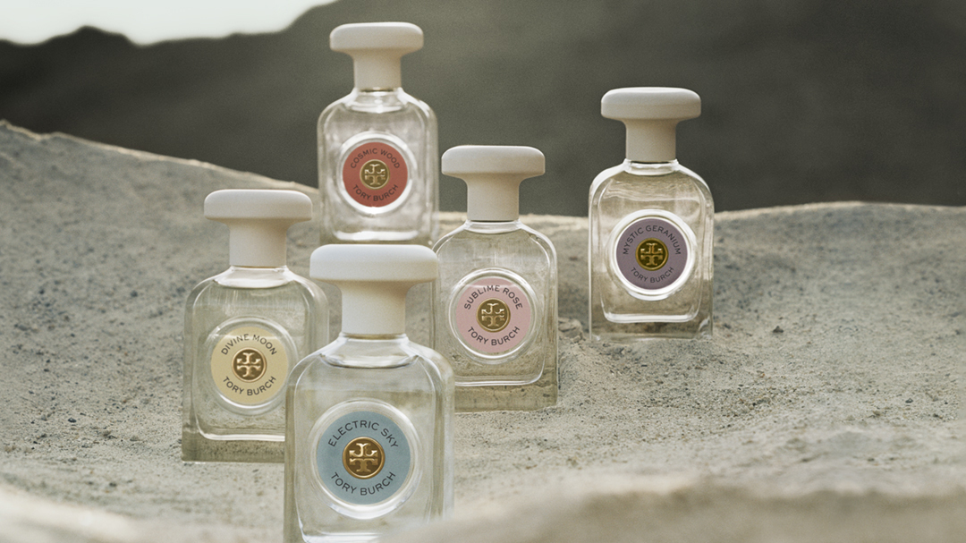 (左起順時針)「Essence of Dreams」香氛系列Divine Moon淡香精、Cosmic Wood淡香精、Mystic Geranium淡香精、Sublime Rose淡香精及Electric Sky淡香精