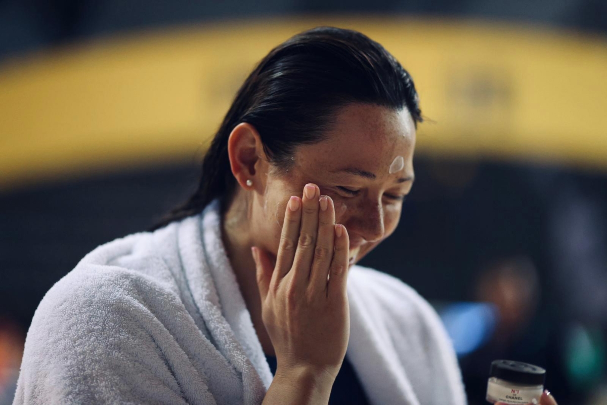 作為香港泳界世一的Siobhan,於比賽完成時第一時間以CHANEL一號紅山茶花乳霜為肌膚即時修護保濕,迎接她更多的世一時刻。