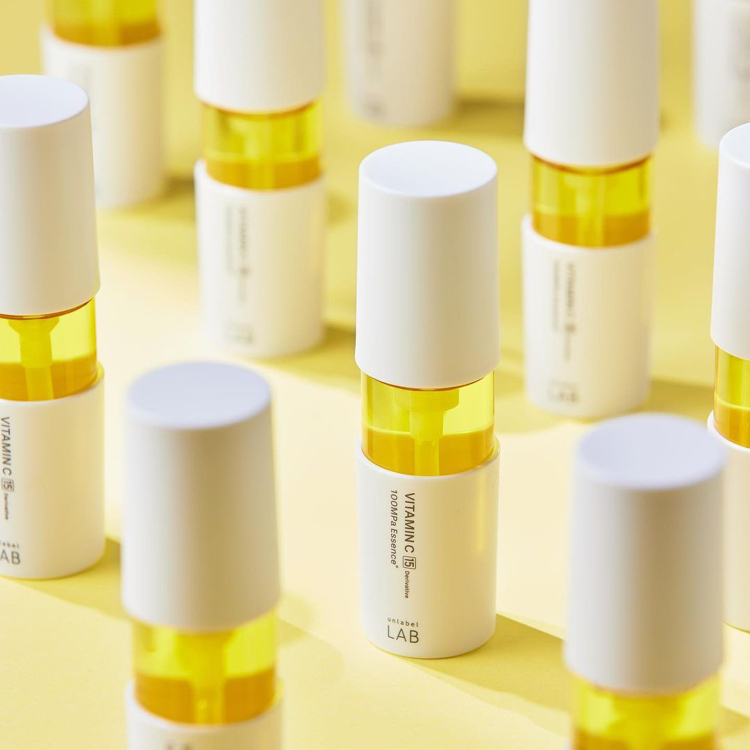 為日本媒體稱為「亮肌小黃瓶」，一支KO暗沉蠟黃、毛孔粗大、痘印色斑等肌膚問題，而且價錢親民！