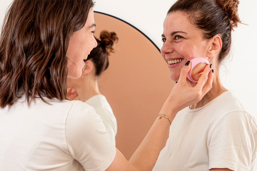 FOREO UFO™ 3面膜儀，一機集多款美肌功效又易操作，母親節禮物不二之選！