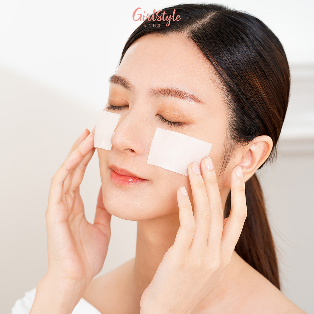 排毒法則利用化妝棉取適量輕按於面及頸部，加強排毒功效！