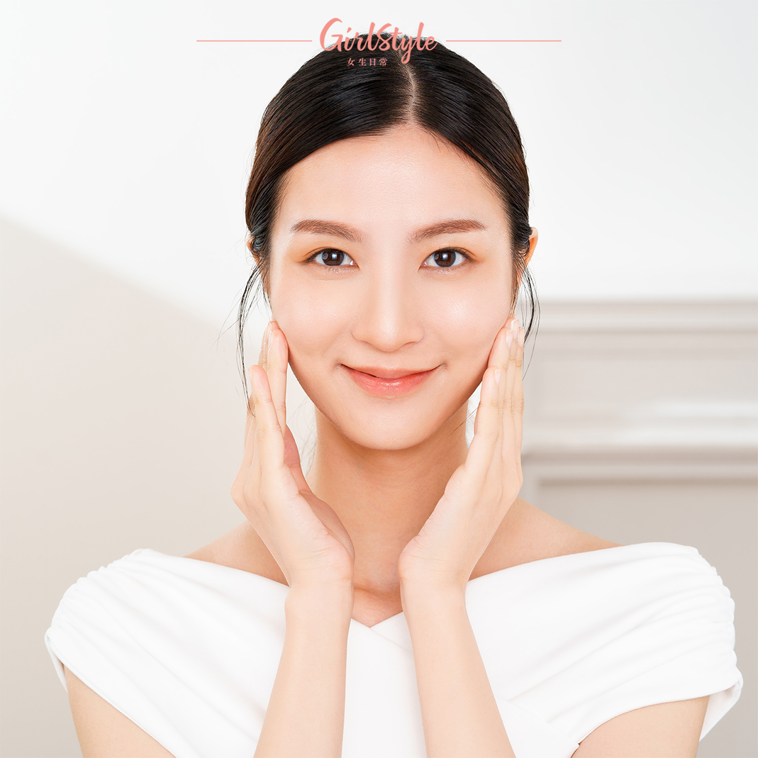 Step 2以指尖由下而上輕輕提拉，有助提升緊致度！