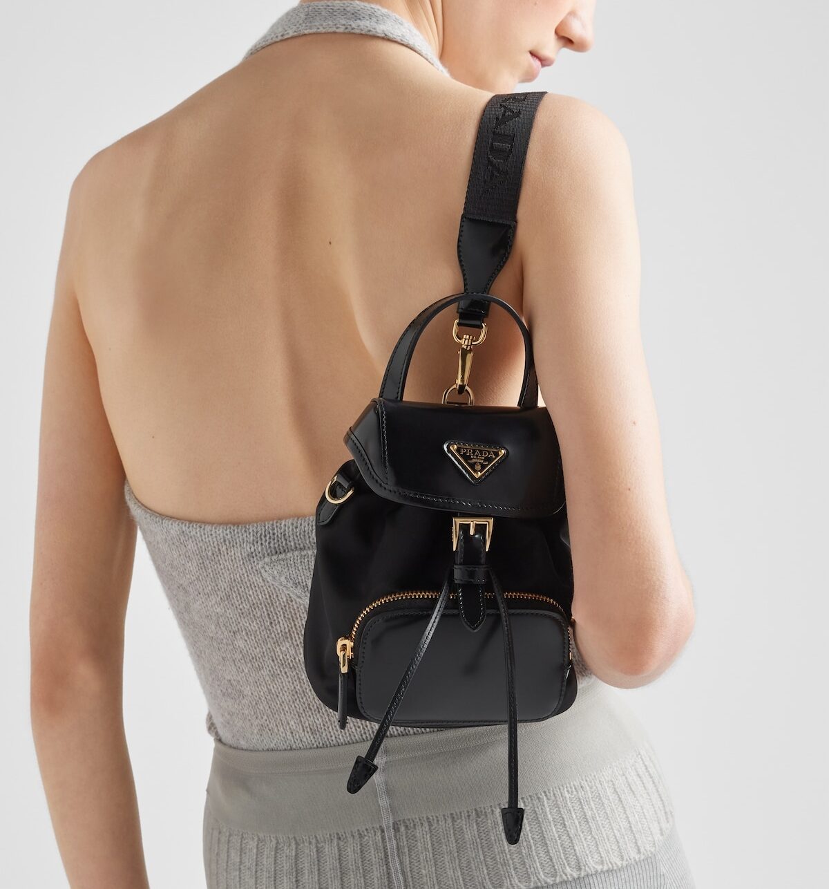 名牌背囊推介:Prada Re-Nylon 小號亮面皮革背囊(HK$ 18400)