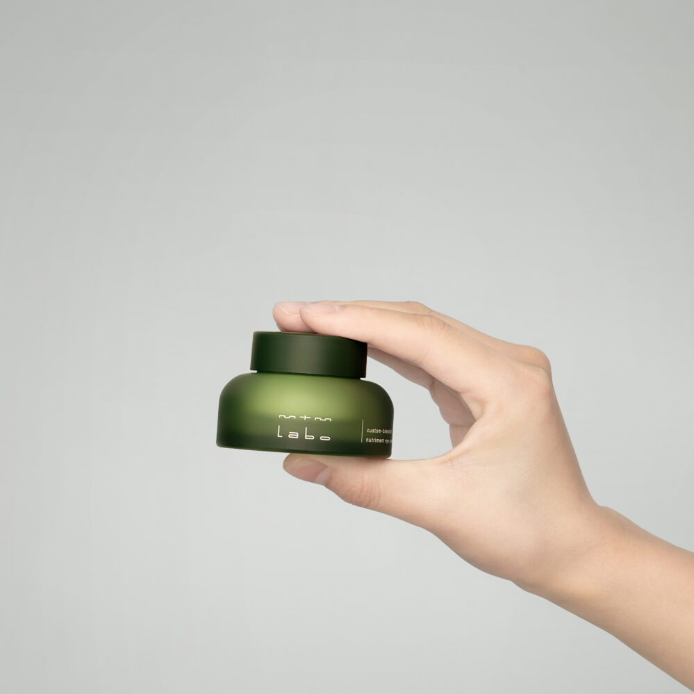 custom-blended nutriment eye cream配合適當的眼部按摩,能舒緩眼部疲勞。