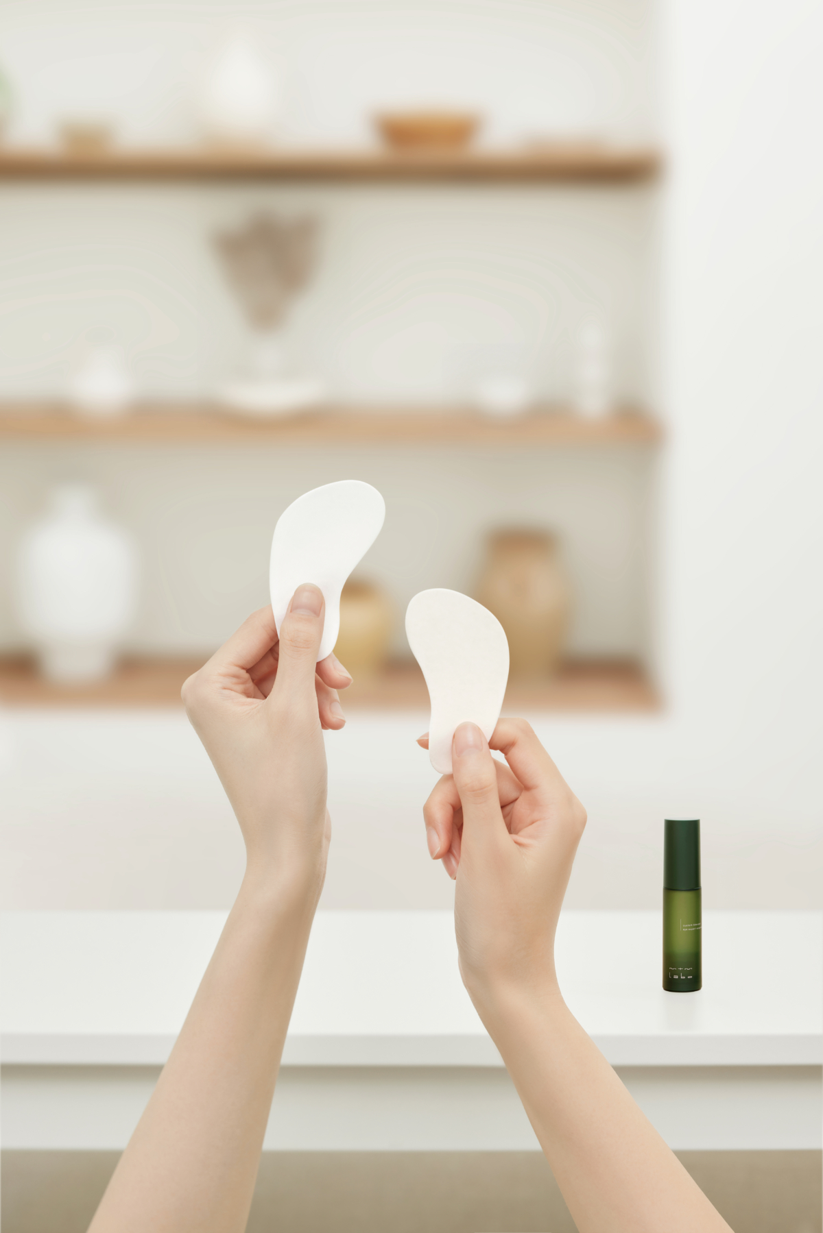 custom-blended eye expert essence蘊含多款植萃精華,與collagen pad配合使用,發揮1+1>2的修護。