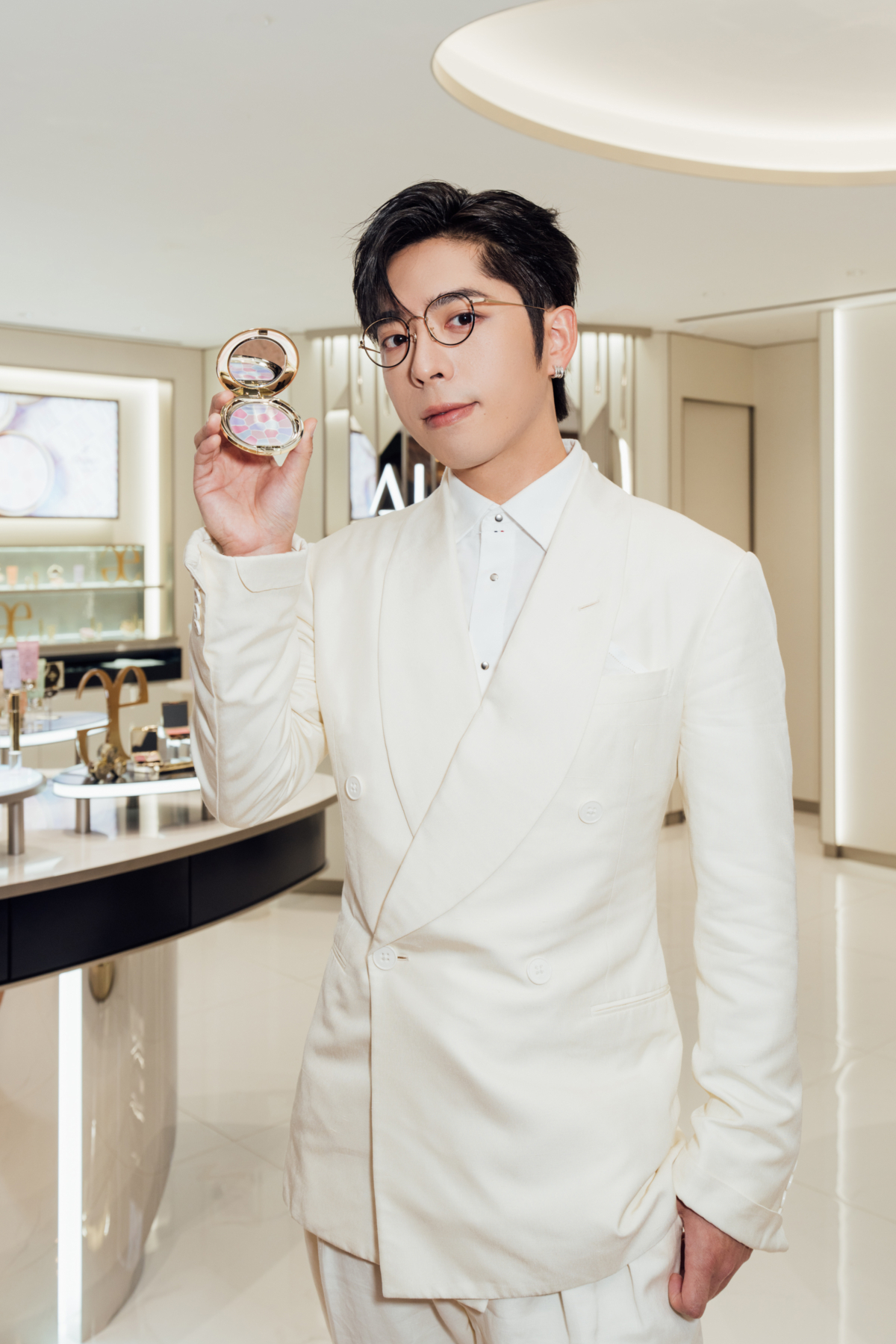 Edan呂爵安任ALBION彩妝大使，大推「Elégance La Poudre極緻定妝蜜粉餅VIII 」