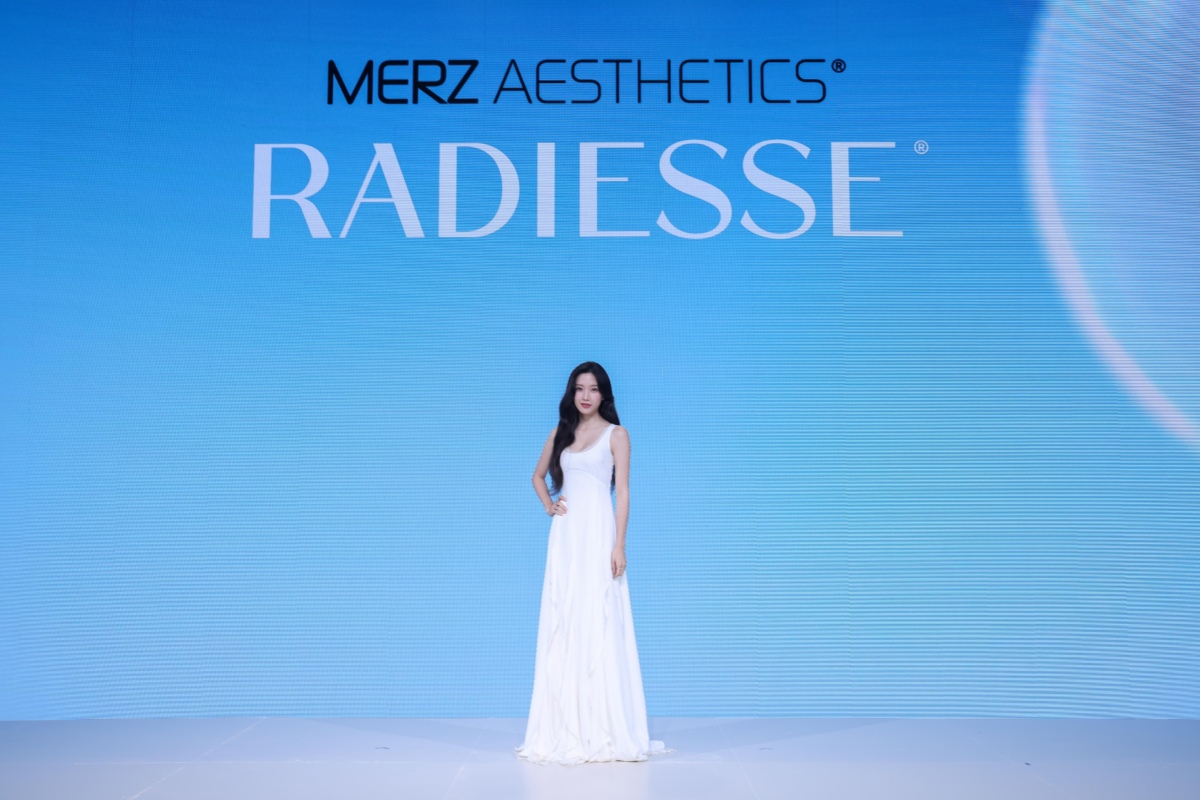文佳煐以一身優雅造型現身曼谷Radiesse®亞太區首位代言人發佈會,氣質出眾。