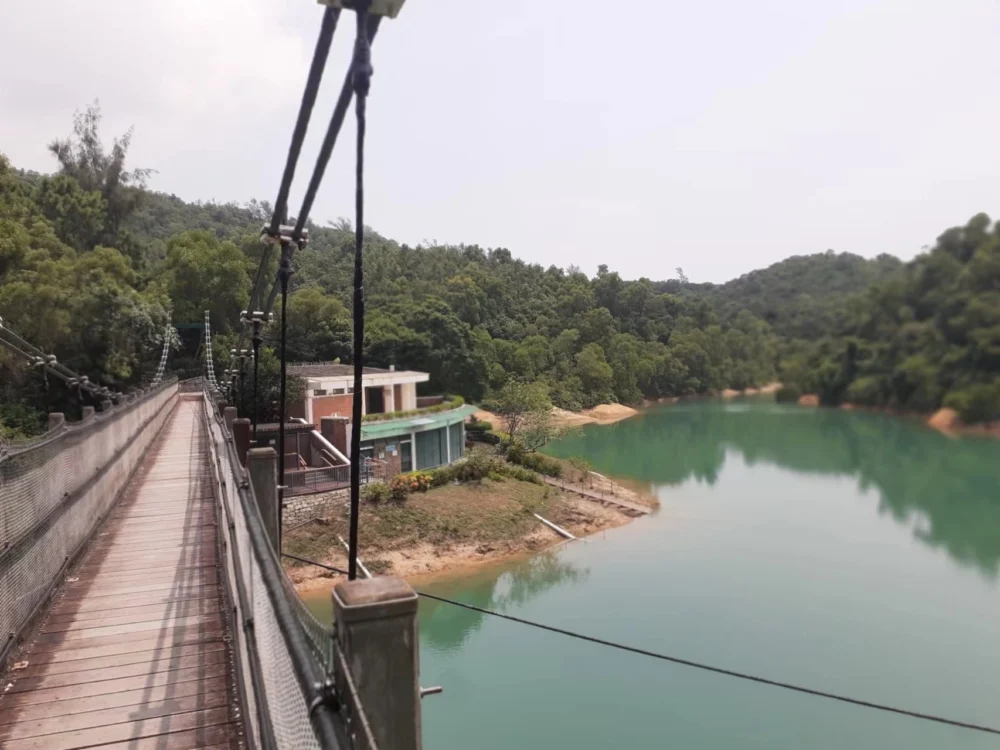 懸掛在水面的吊橋,可飽覽山清水秀的美景