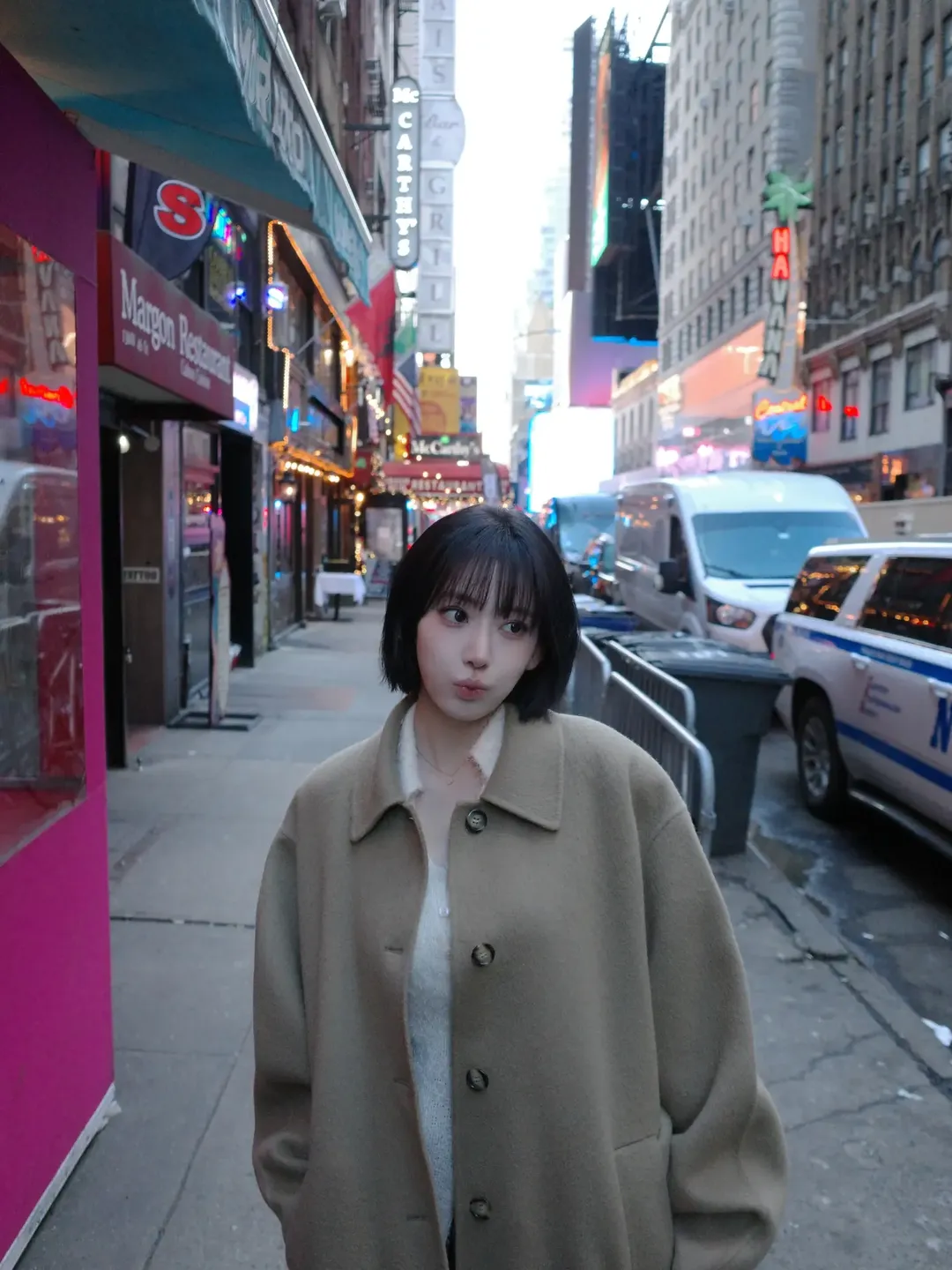 臉頰凹陷方法能通過按摩或醫美來改善。