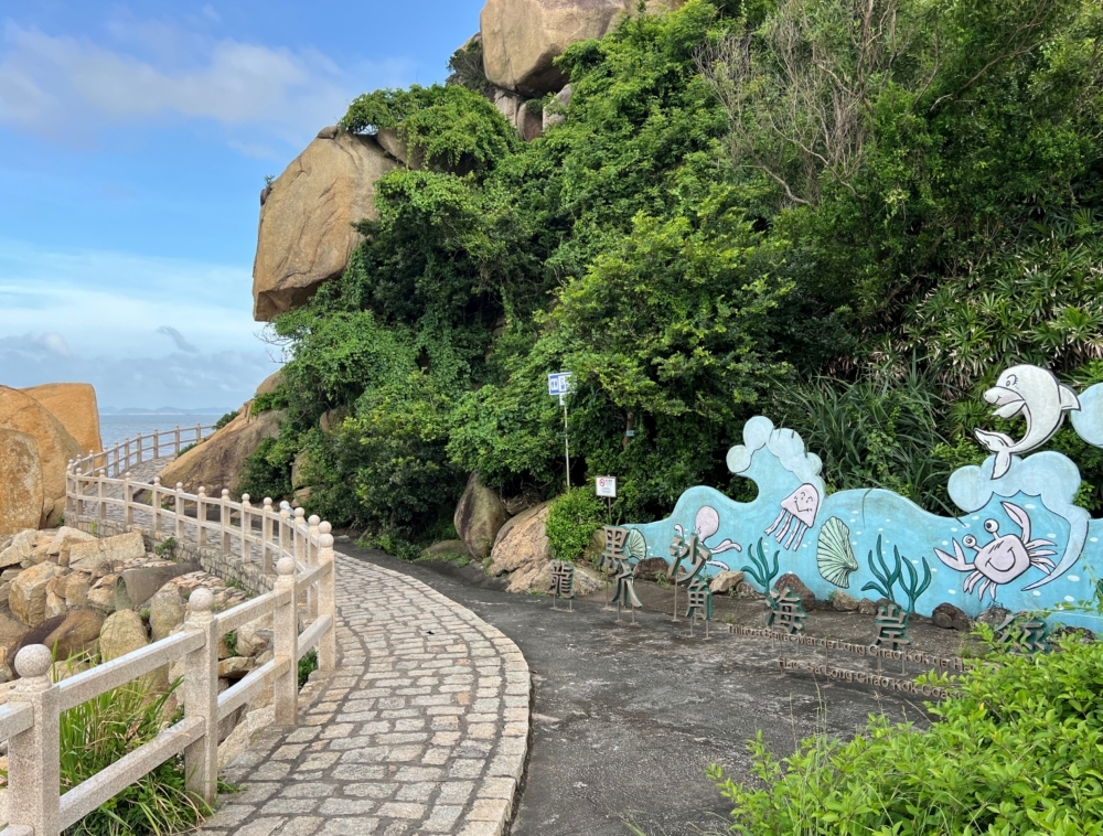 迷人的海景吸引了眾多遊客去親親大自然