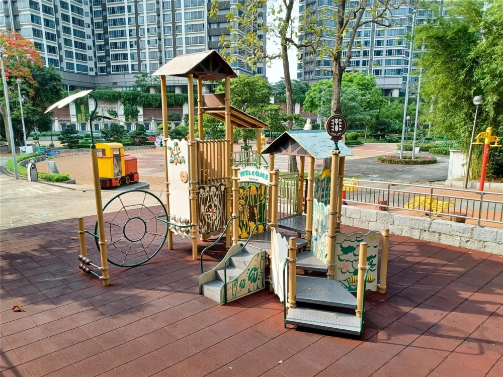 路環石排灣郊野公園設有兒童遊樂設施、健身設施、小賣亭、飲水機、飲品自動售賣機、母乳餵哺室等, 十分完善