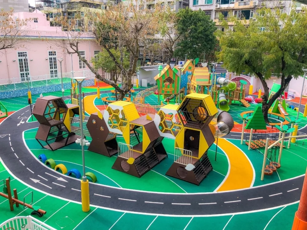 二龍喉公園兒童遊樂場佔地面積約一千五百平方米,設計以自然叢林探險為主題,適合二至六歲或身高一米二以下兒童遊玩