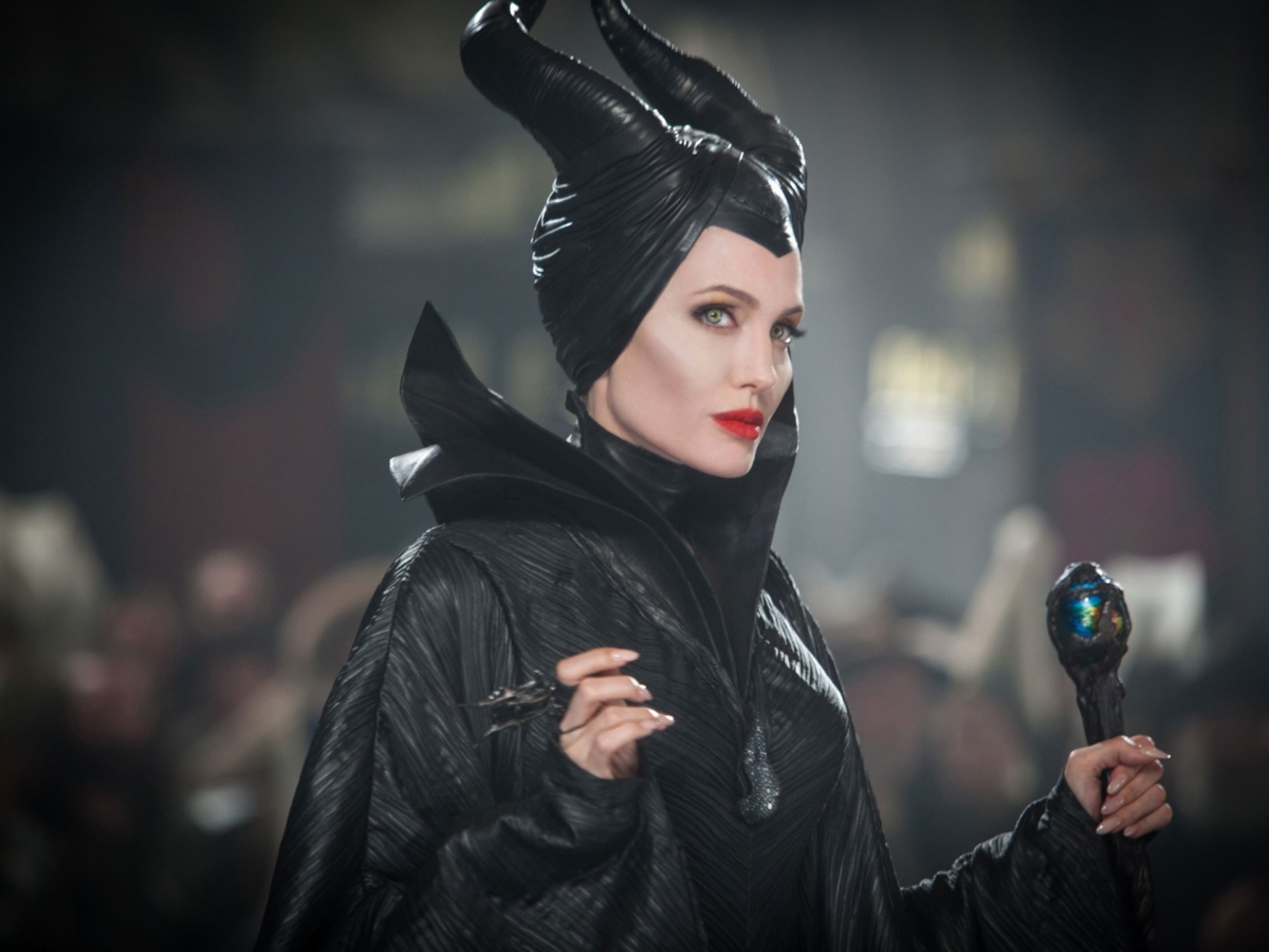 《黑魔后》Maleficent以高聳黑色尖角頭飾、黑色長裙及冷豔紅唇妝容為特色，打造神秘華麗、氣場十足的暗黑女王萬聖節裝扮。