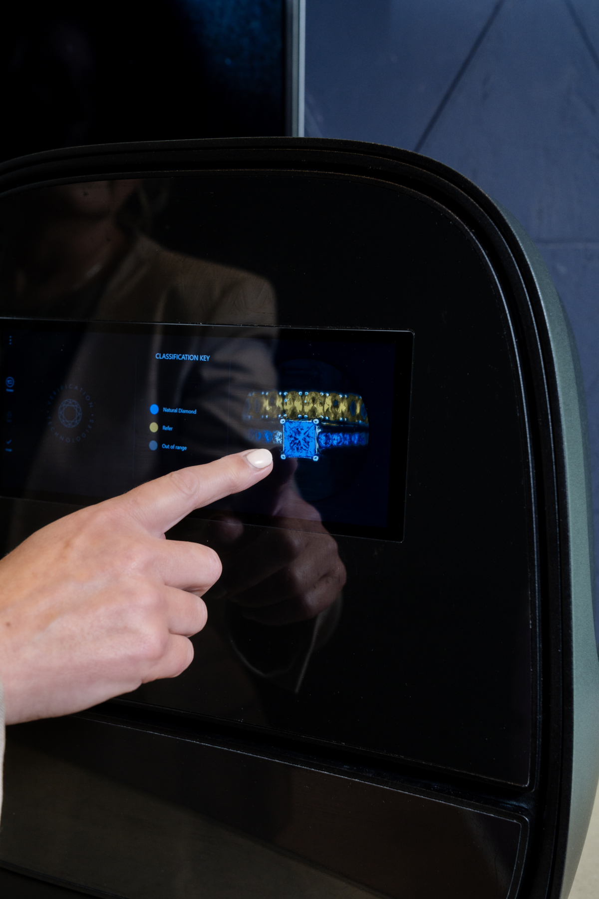 仼何人造鑽石都逃不過DiamondProof鑽石鑑定儀的法眼。 