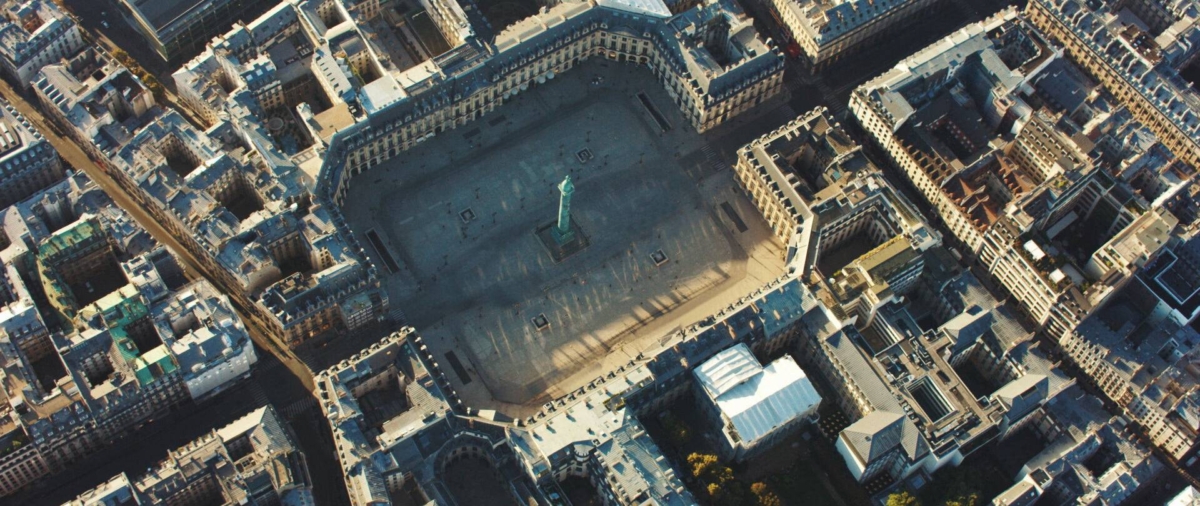 標誌性八角型輪廓錶殼，靈感來自有「巴黎珠寶盒」暱稱的芳登廣場。