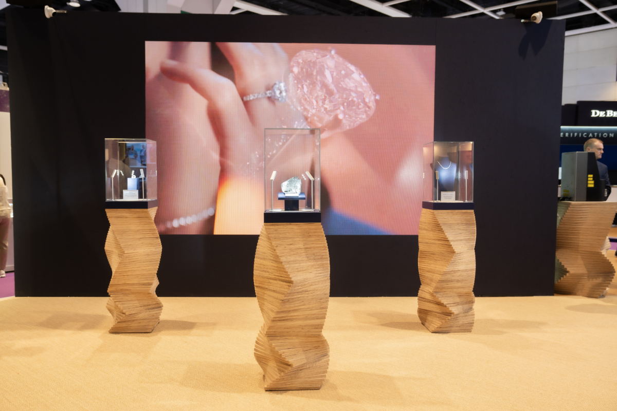 天然鑽石是由地球孕育出來獨一無二的珍貴寶物，產量極少。