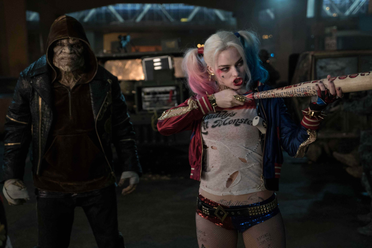 《自殺特攻》小丑女Harley Quinn以紅藍撞色服裝、粉藍髮尾雙馬尾及搶眼眼妝為特色，打造俏皮又叛逆的萬聖節Cosplay造型。