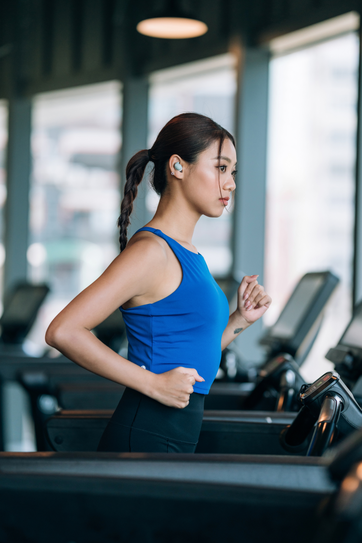 Sony LinkBuds Fit不會輕易鬆脫,又有十足的佩戴舒適感,加上出色降噪功能,是運動型女生的好拍檔,可以加倍拼勁!