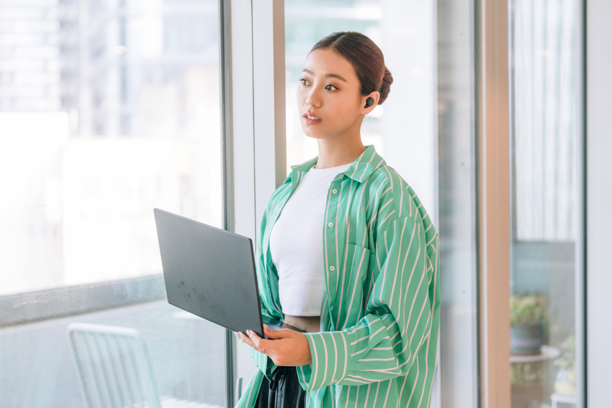 Sony LinkBuds Open開放式耳機擁有完全通透的環境音效,讓你即使聽著音樂也對辦公室周圍發生的事瞭如指掌。