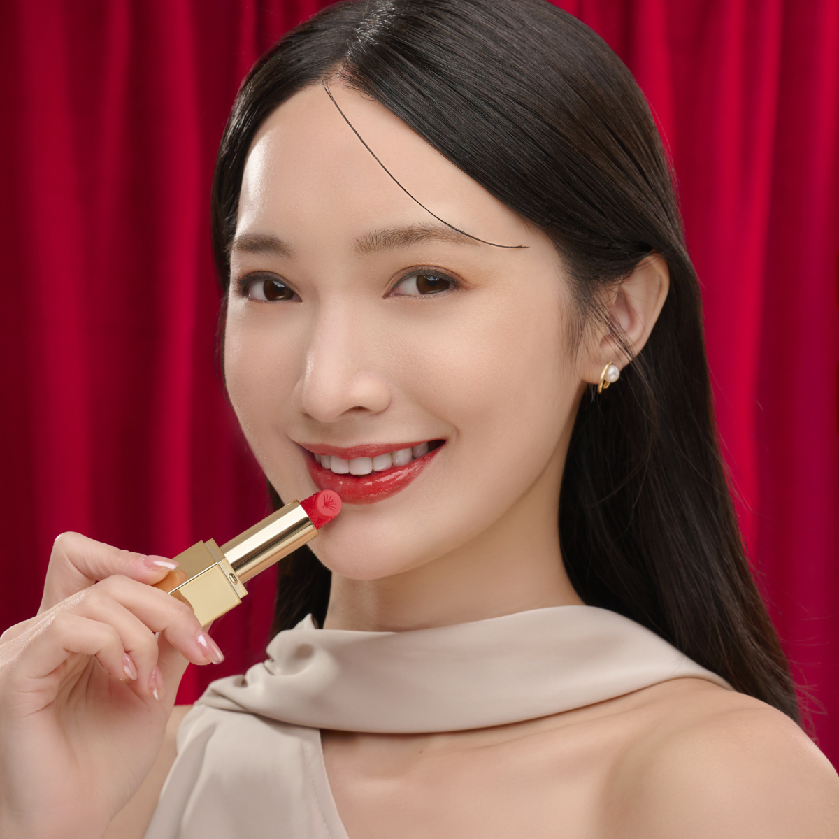 最後以節日限定版魔幻美肌彩妝禮盒點亮眼唇,頓時魅力大增!