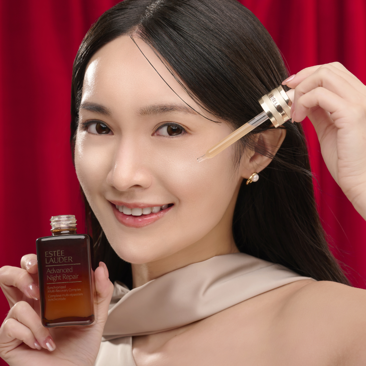 先用「小棕瓶」升級再生基因修復精華為肌膚打底,一夜回復8小時飽睡肌。