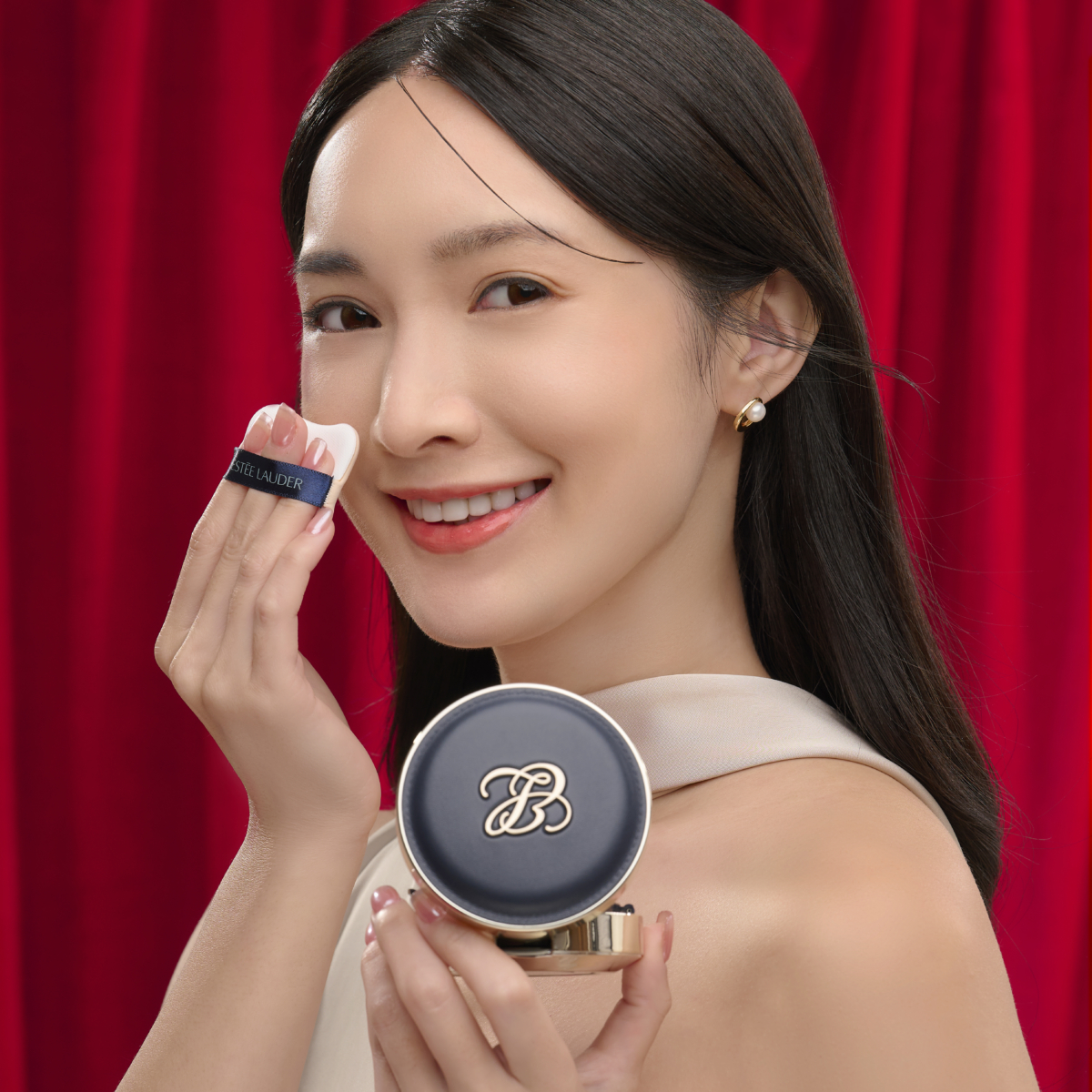 接著用皇牌Double Wear氣墊粉底打造空氣感柔霧妝效。