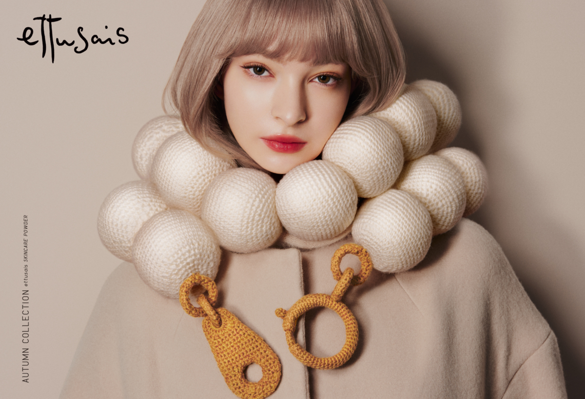 ettusais革新皇牌面部彩妝系列以精華級養膚配方，打造原生光感玻璃肌。