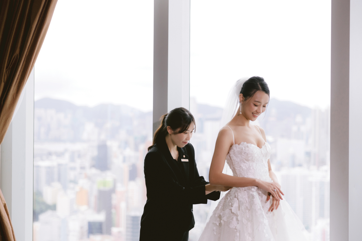 新娘助理會在婚宴當天全程照顧一對新人，讓忙碌的新人、伴郎伴娘團省卻不少煩惱。