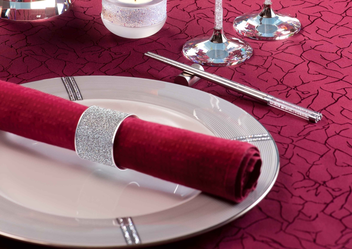 主餐桌提供水晶囍宴配飾，讓婚宴格調瞬間昇華，更精緻、更高貴、更華麗。