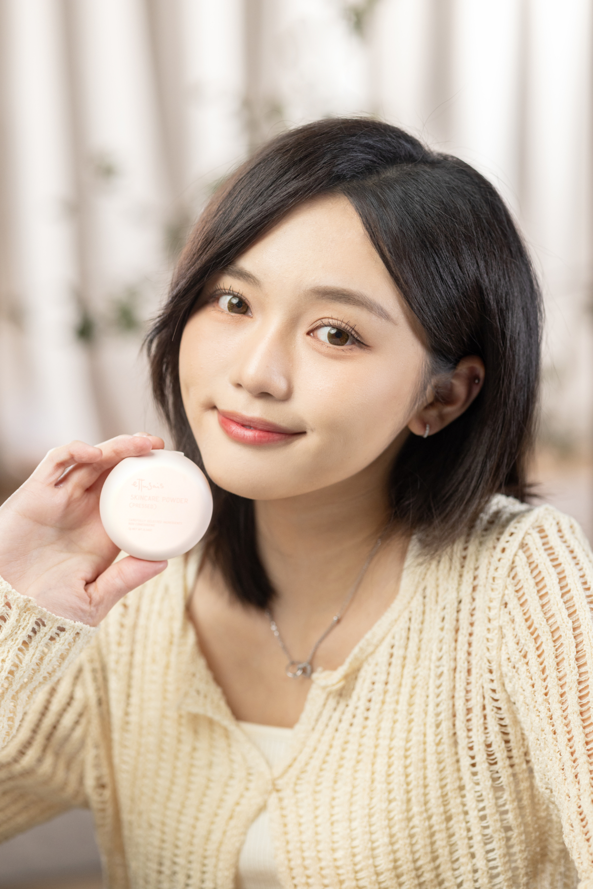 美肌護膚蜜粉餅全新配方加入養膚級精華，補濕零油光妝效更出色。