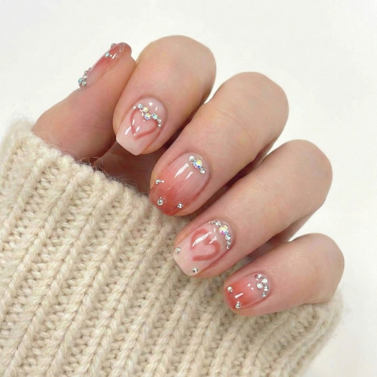 法式是許多走簡約風女生的首選，新年其實除了大紅色外，可以招桃花的粉紅色同樣受歡迎！