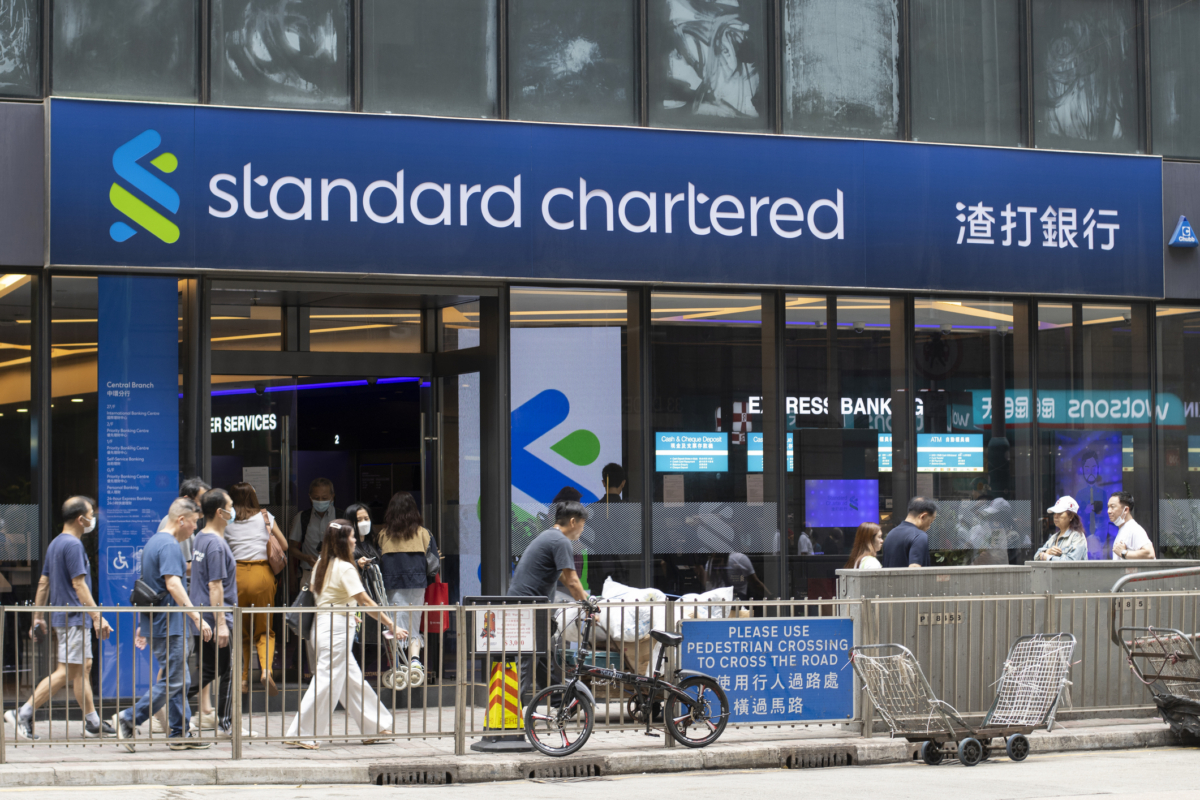 渣打銀行提供HK$1,000至HK$4,000多款換鈔套裝，網上預約名額增加20%，並可透過App派電子利是參加迪士尼抽獎。