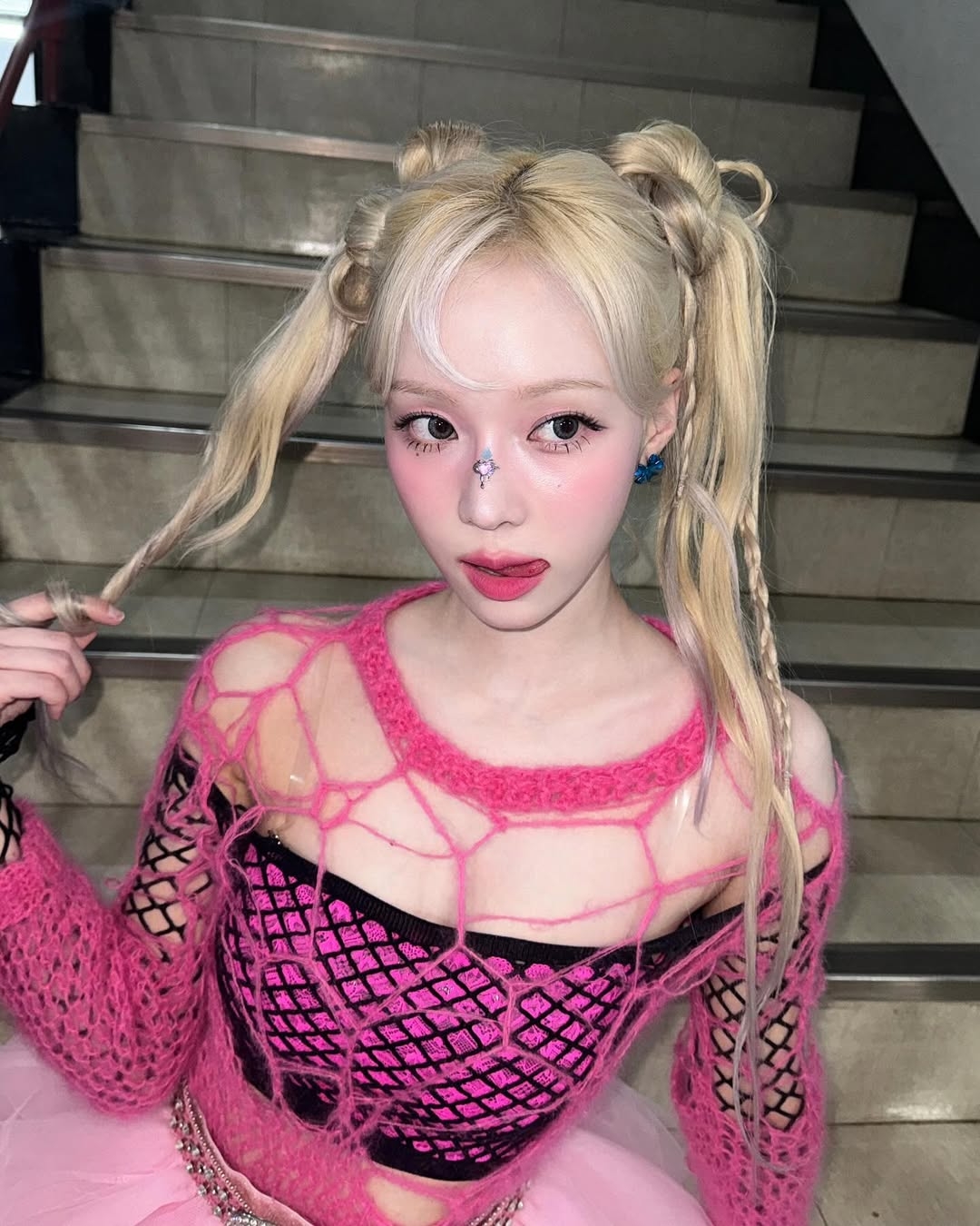 破洞衣服對年輕人是時尚，對長輩觀感不是很好，過年記得別穿~