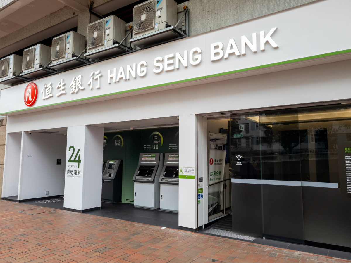 恒生銀行提供HK$4,000新鈔套裝，首度在指定港鐵站ATM提取迎新鈔，理財客戶可透過專屬客戶經理或RM Connect線上預約，方便快捷。