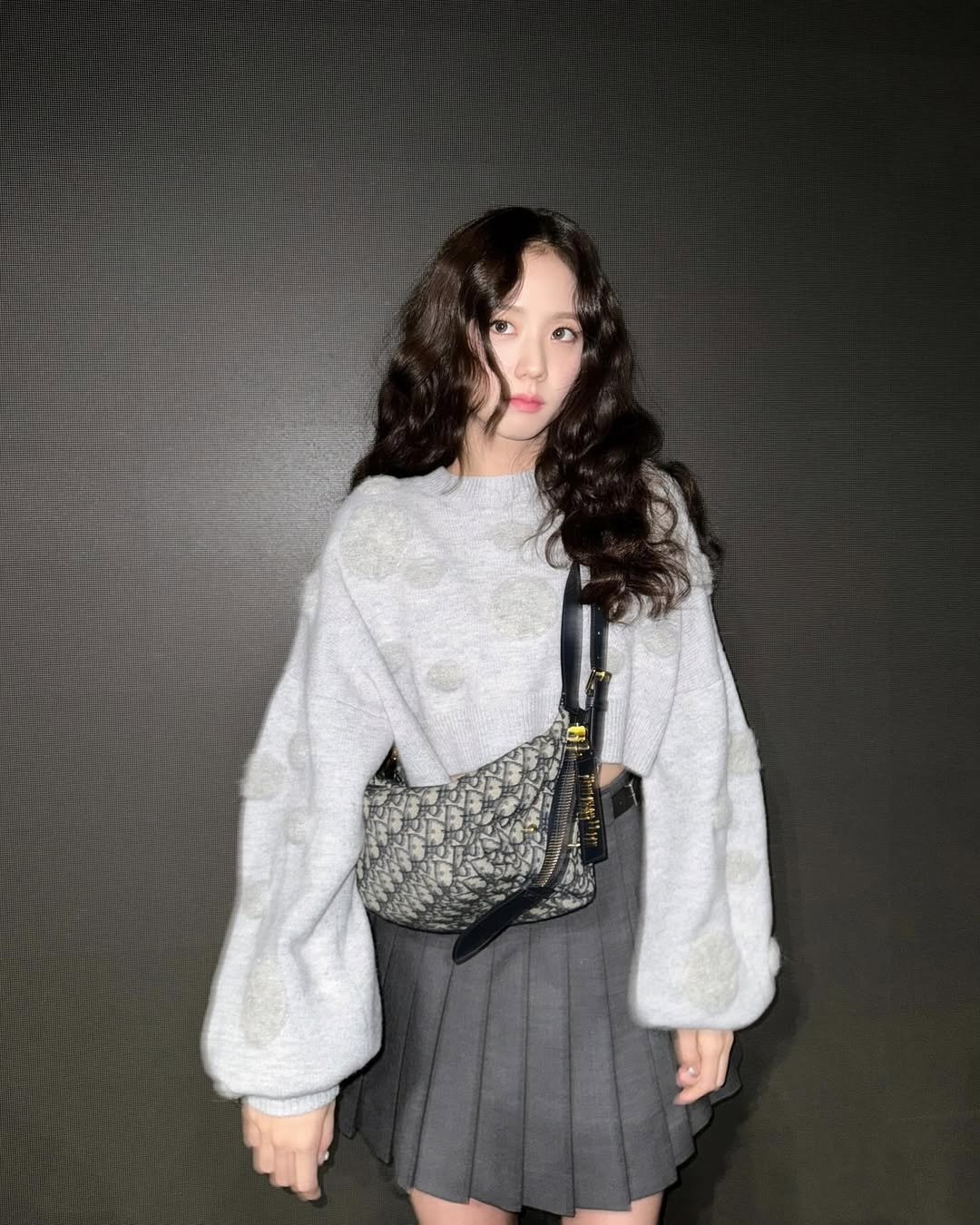 Jisoo淺灰色毛衣搭配百褶裙超溫柔