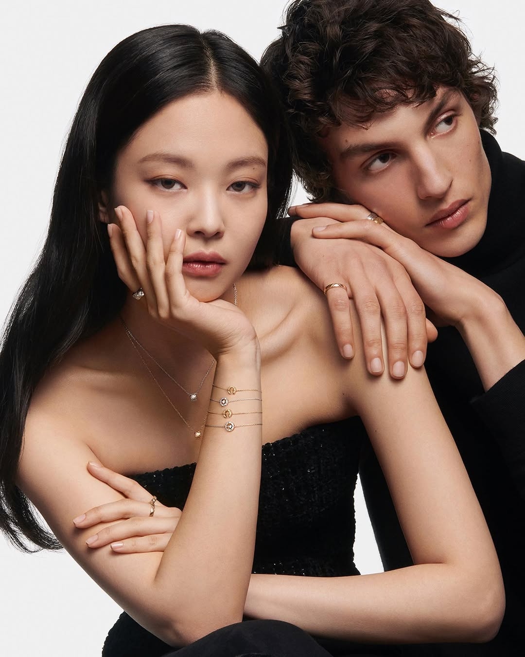 將 Gabrielle Chanel 的暱稱「COCO」以手鏈拼出,展現出另一種獨特的疊戴藝術,既用心又富有趣味,絕對成為你的造型亮點。