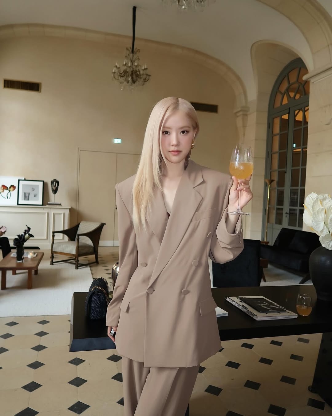 Rosé卡其色西裝外套盡顯優雅大方