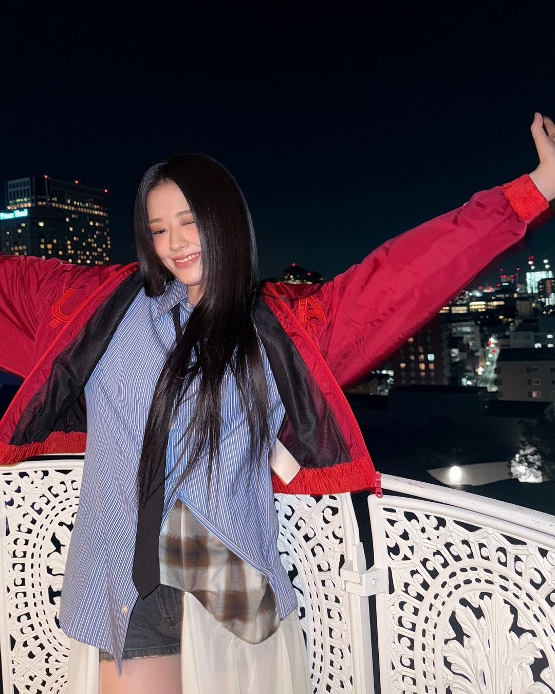 IVE安俞真藍白格紋襯衫搭配一件大紅色外套活力滿滿