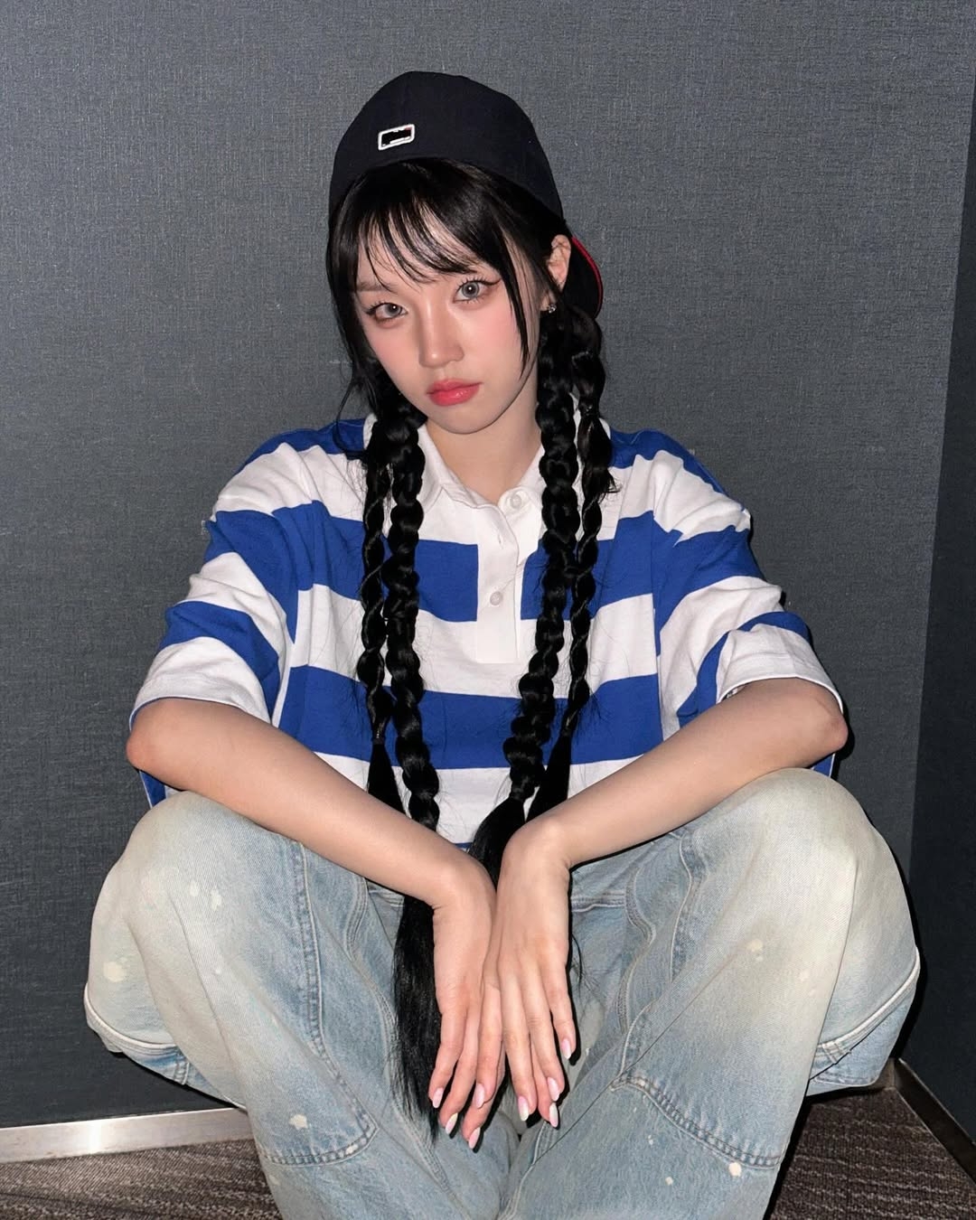 寬鬆街頭風的Polo衫、寬牛仔褲搭配甜美感的雙辮子髮型既舒適又有型