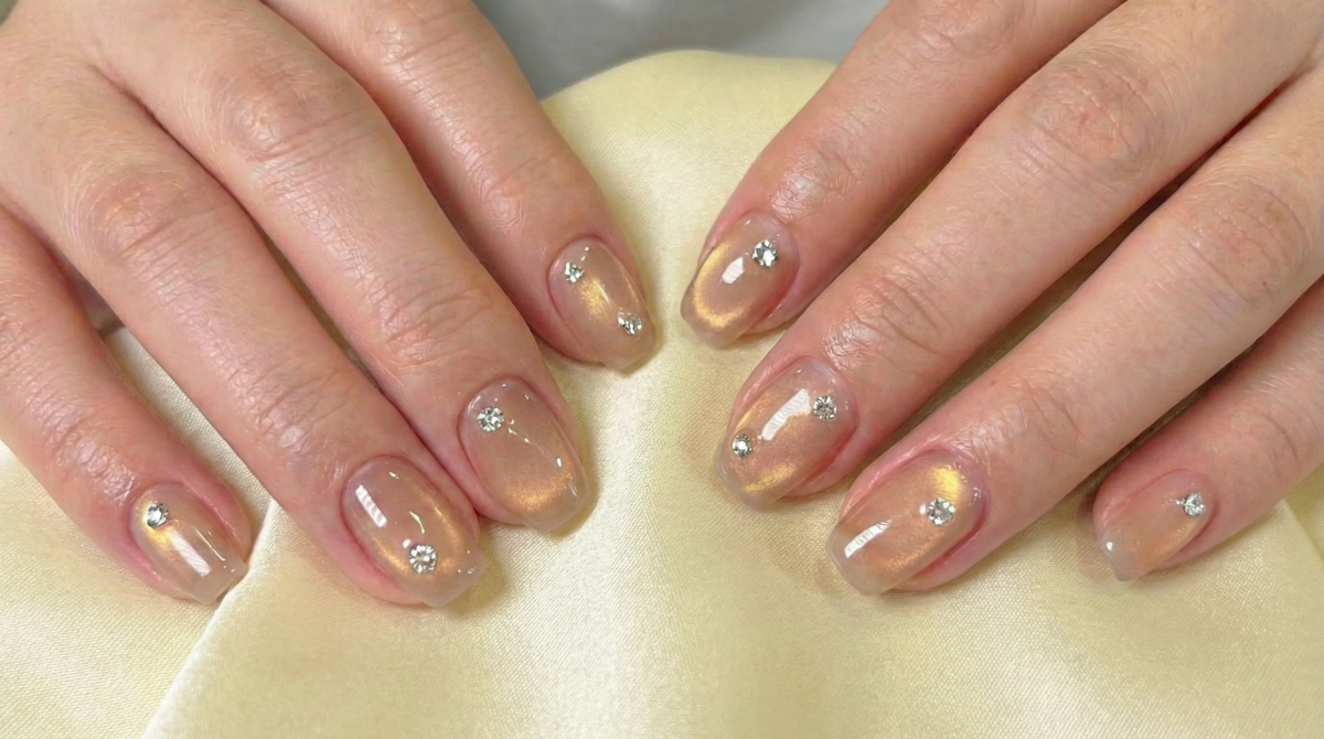 這款透色貓眼看上去夠低調，若隱若現的金光，再配上少許立體裝飾更特別！