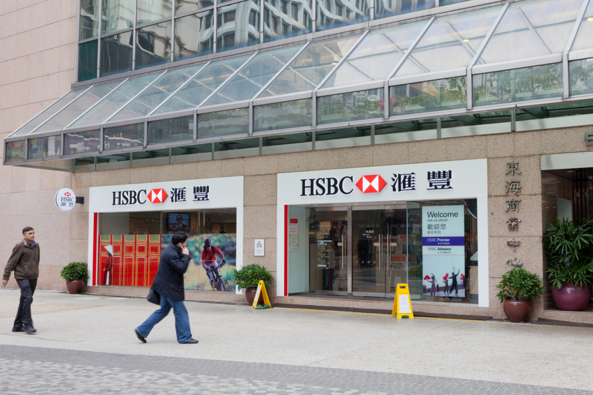 滙豐銀行提供HK$3,000新鈔套裝及HK$6,000新鈔＋迎新鈔組合，指定ATM可提迎新鈔，也可透過App或PayMe派電子利是，方便快捷。