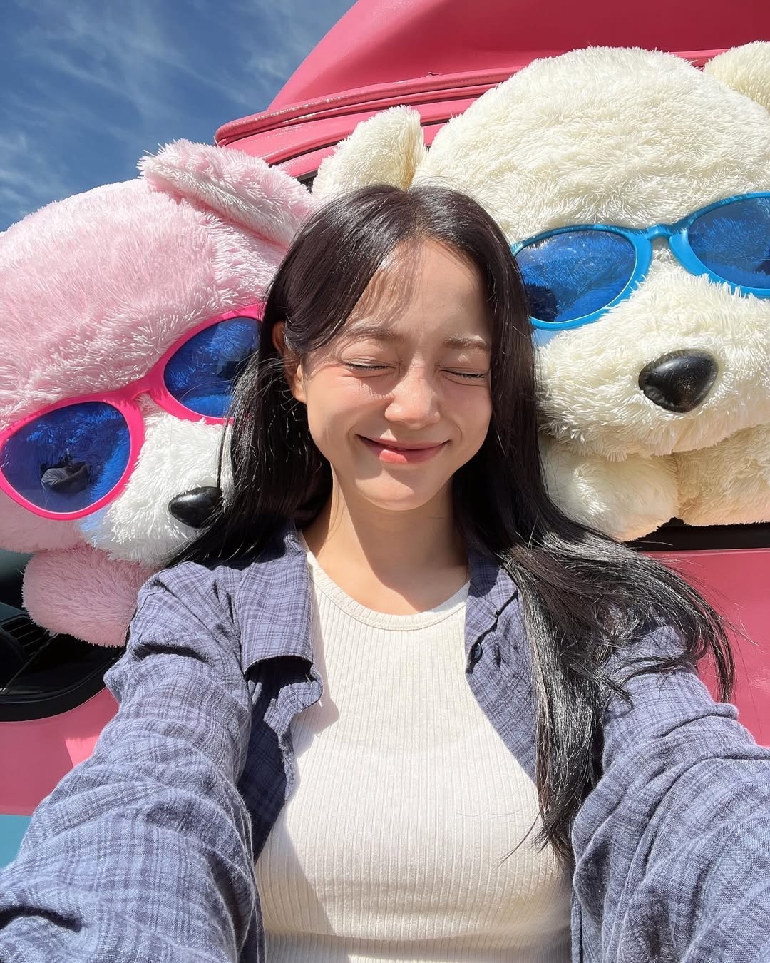 金世正簡單的格子襯衫搭配白色內搭慵懶感十足！